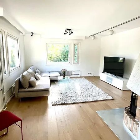 Villa The 50s House With A Modern Twist, By Metro, 3 Cars Parking *