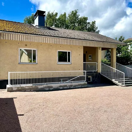 The 50s House With A Modern Twist, By Metro, 3 Cars Parking Huvilat